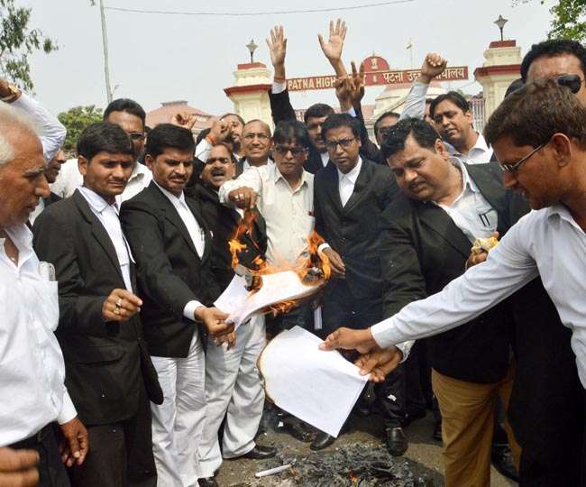 एडवोकेट एक्ट के विरोध में सड़क पर उतरे वकील, कोर्ट कार्य बाधित