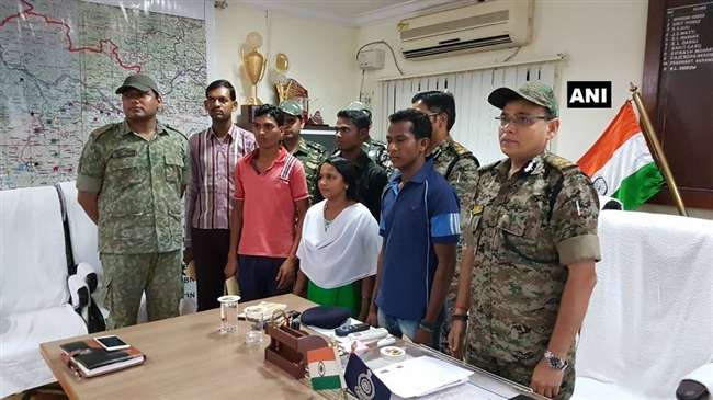 छत्तीसगढ़: एक महिला समेत पांच माओवादियों ने किया समर्पण