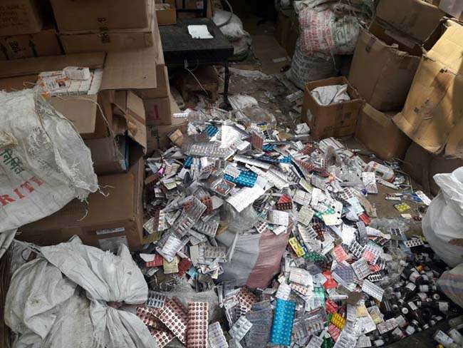 कबाड़ी की आड़ में चलता था नकली दवा का धंधा, करोड़ों की दवाएं जब्त