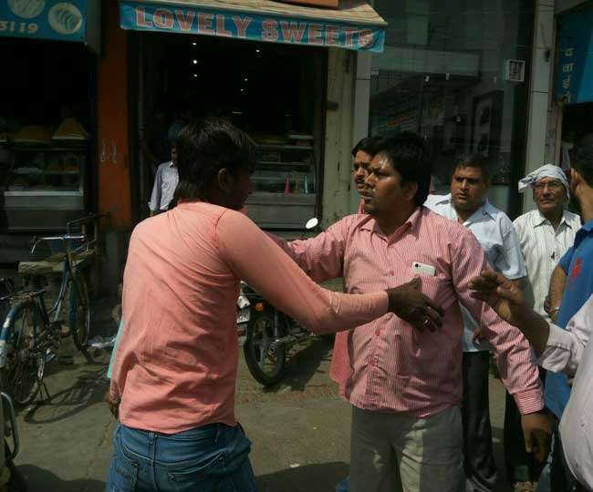 छात्रा से छेड़छाड़; युवक की हुई छितर परेड, लोग पीटते हुए ले गए थाने