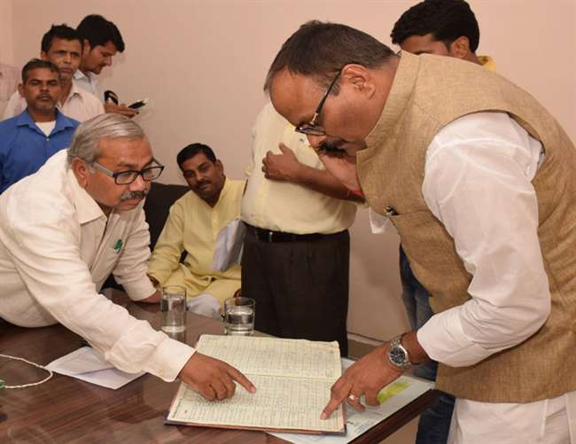 मंत्री बृजेश पाठक को एलॉट कार पर किसी और का कब्जा