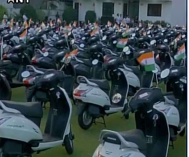 सूरत के व्यापारी ने दिया शानदार तोहफा, कंपनी के कर्मचारियों को बांटी स्कूटी
