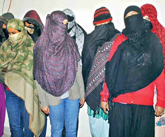 लखनऊ में मसाज पार्लर में छापा, दस लड़कियों समेत 16 गिरफ्तार