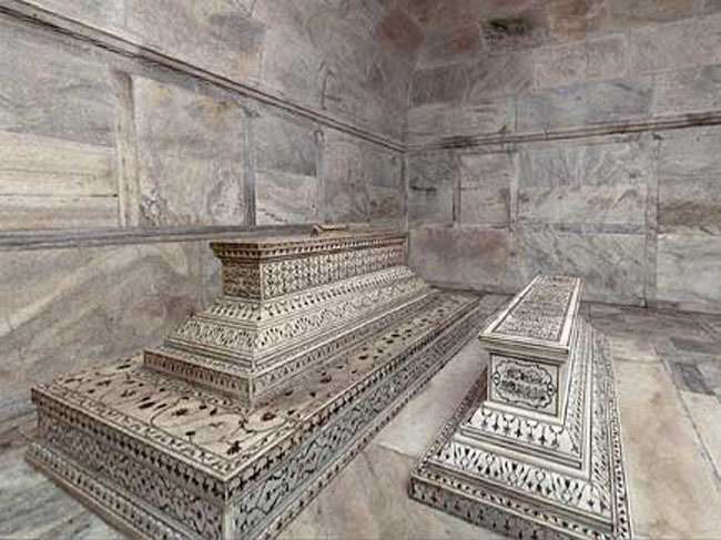 उर्स पर खुलेंगी शाहजहां और मुमताज की असली कब्रें