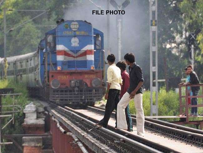 स्पीड से आ रही ट्रेन के साथ तीन युवक ले रहे थे सेल्फी, 2 की मौत