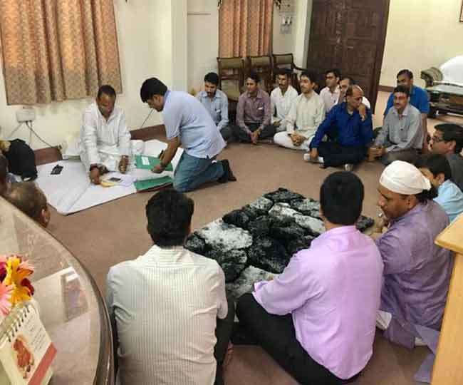 60 हजार की कुर्सी नहीं मिली तो जमीन पर सजाया दफ्तर