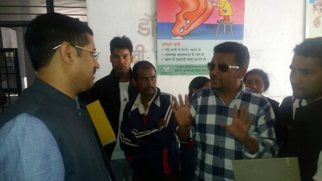 अपर सचिव स्वास्थ्य और सीएमओ को झेलना पड़ा जनविरोध