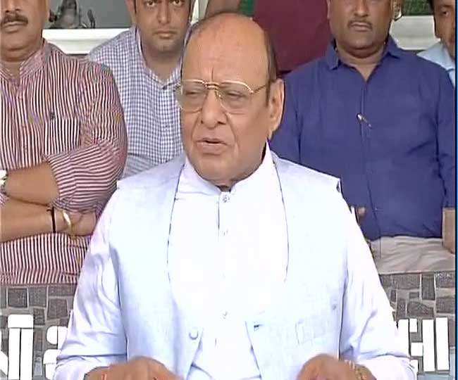 गुजरात: वाघेला की नाराजगी से कांग्रेस में बढ़ी बेचैनी