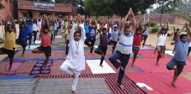 जेल में बंद विचाराधीन कैदियों ने योगाभ्यास