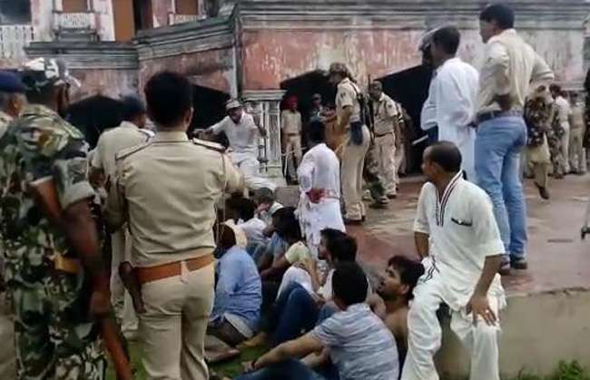 मुजफ्फरपुर में वक्फ की जमीन को लेकर बवाल, पुलिस से भिड़ी पब्लिक