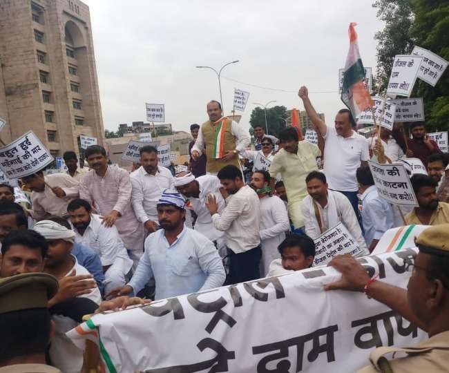 सड़क पर उतरे कांग्रेस कार्यकर्ता, डीजल व पेट्रोल की कीमतों में वृद्धि का किया विरोध lucknow news