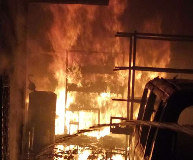 दिल्लीः सिलेंडर में धमाके के बाद चंदूनगर इलाके की 3 मंजिला इमारत में भीषण आग