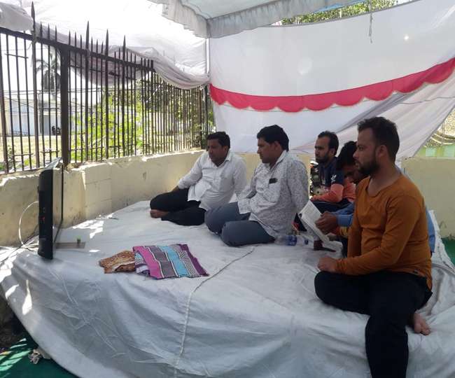 मोबाइल पर गेम खेलकर ईवीएम की निगरानी कर रहे कार्यकर्ता