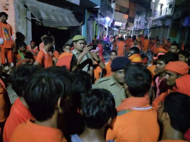 कांवड़िया की पिटाई से क्षुब्ध साथी कांवड़ियों ने सड़क जाम किया, देर रात जौनपुर में हंगामा