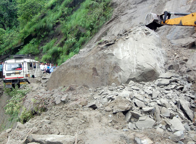 कहर बनकर आई बारिश में बह गई कार, देखिए तस्वीरें