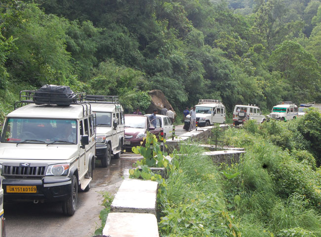 कहर बनकर आई बारिश में बह गई कार, देखिए तस्वीरें