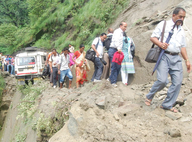 कहर बनकर आई बारिश में बह गई कार, देखिए तस्वीरें