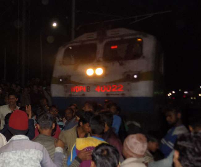 सेना के जवानों को आया गुस्सा, डेढ़ घंटे तक रोक दी राजधानी एक्सप्रेस
