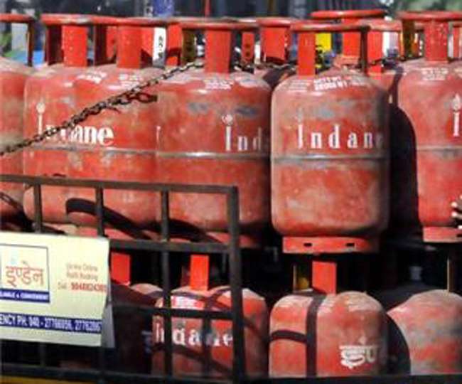 भूसे वाले के पास से पकड़े 29 इंडेन सिलेंडर