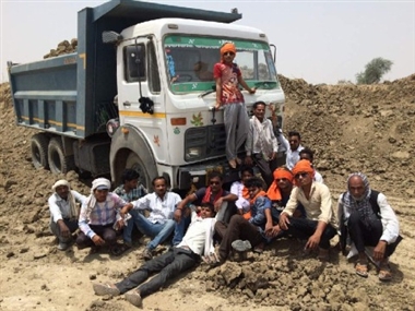 मुआवजे पर अड़े किसान, काम ठप