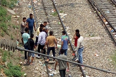 चलती गाड़ी से उतरने के चक्कर में हुआ विवाद