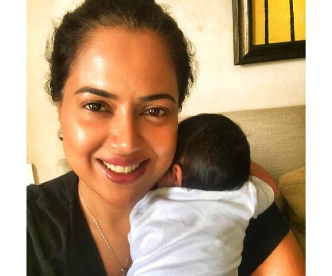 Sameera Reddy ने शेयर की अपनी परेशानियां, फोटो के ज़रिए बताया कितना मुश्किल है मां बनना