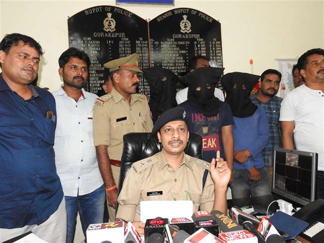 गोरखपुर में दिनदहाड़े लूट : मैनेजर व कर्मचारियों ने ही रची थी लूट की साजिश
