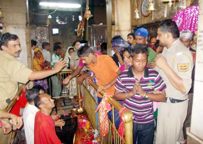 Pics: मां ज्वाला के दर श्रद्धालु नतमस्तक