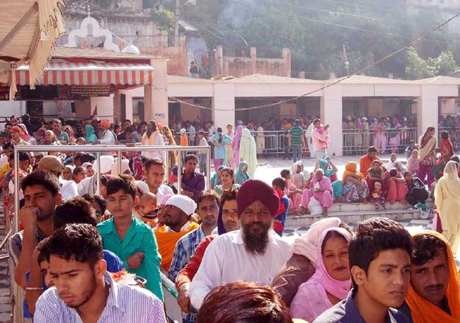 Pics: मां ज्वाला के दर श्रद्धालु नतमस्तक