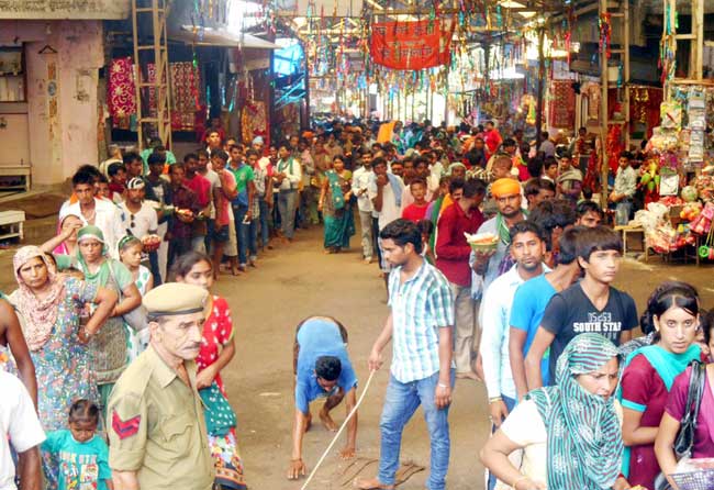 Pics: मां ज्वाला के दर श्रद्धालु नतमस्तक