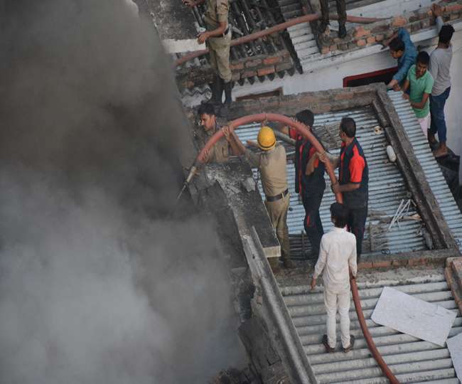 बाइक सर्विस सेंटर में लगी आग बुझाने गए तीन कर्मी हुए बेहोश, लाखों के पार्ट्स जले