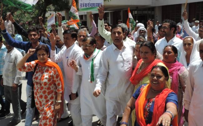 टूटी सड़क, पेयजल, बढ़ती बेरोजगारी के मुद्दे पर कांग्रेसियों ने किया प्रदर्शन