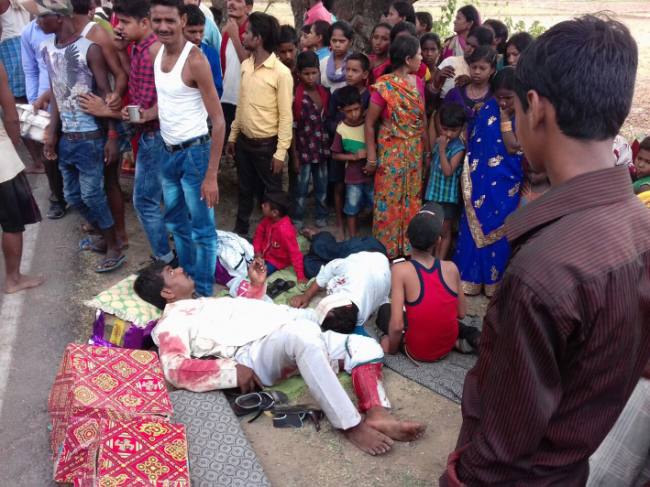 पहले से खड़े ट्रैक्टर से जा टकराई सवारी गाड़ी, छह घायल