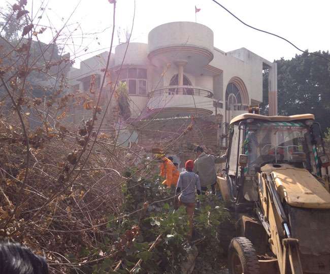 मुंबई के बाद दिल्ली में गिरी 60 साल पुरानी इमारत, कई लोगों के मरने की खबर