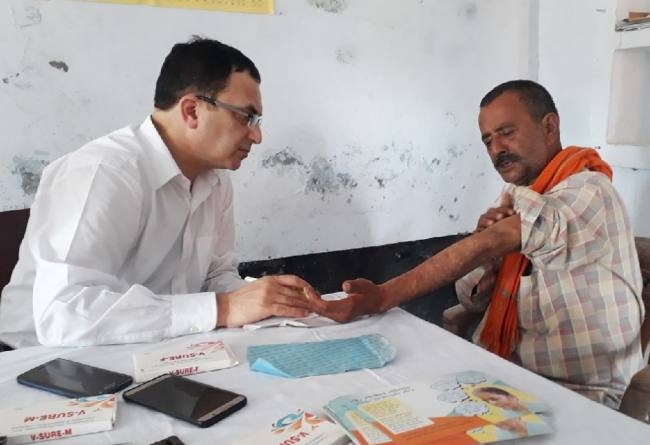शिविर में जांचा लोगों का स्वास्थ्य