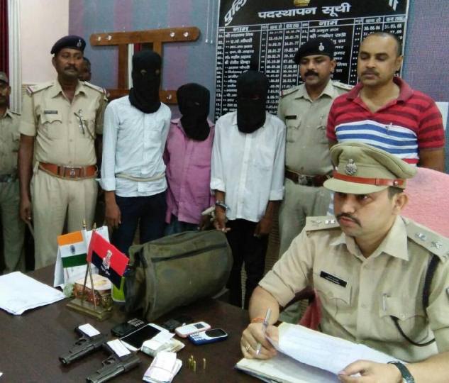 एक महिला समेत चार कुख्यात गिरफ्तार