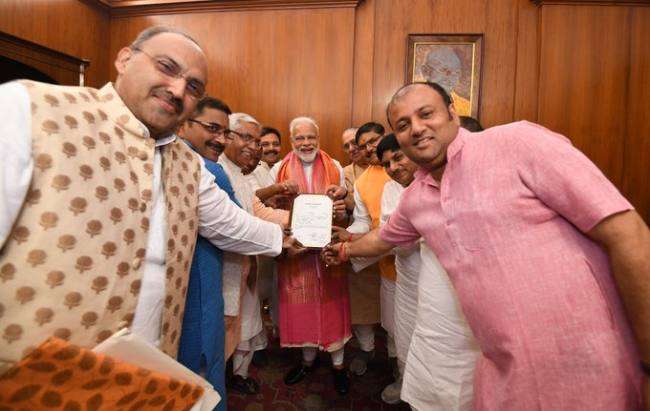 टीम काशी पहुंची दिल्ली, पीएम मोदी को सौंपा प्रमाण पत्र
