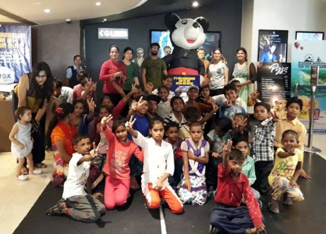 बच्चों को नि:शुल्क दिखाई कार्टून फिल्म