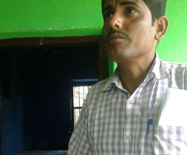 सांसद के अंगरक्षक ने रोका पुल निर्माण का काम