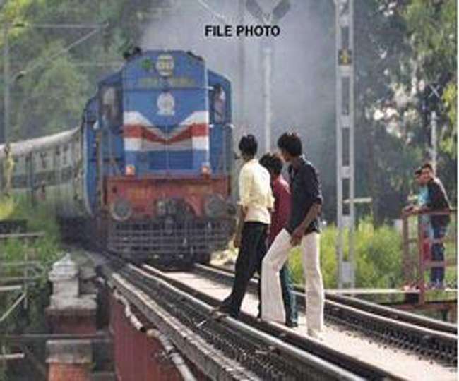 गाना सुनते हुए ट्रैक पर सेल्फी लेना पड़ा महंगा, दो युवकों की दर्दनाक मौत