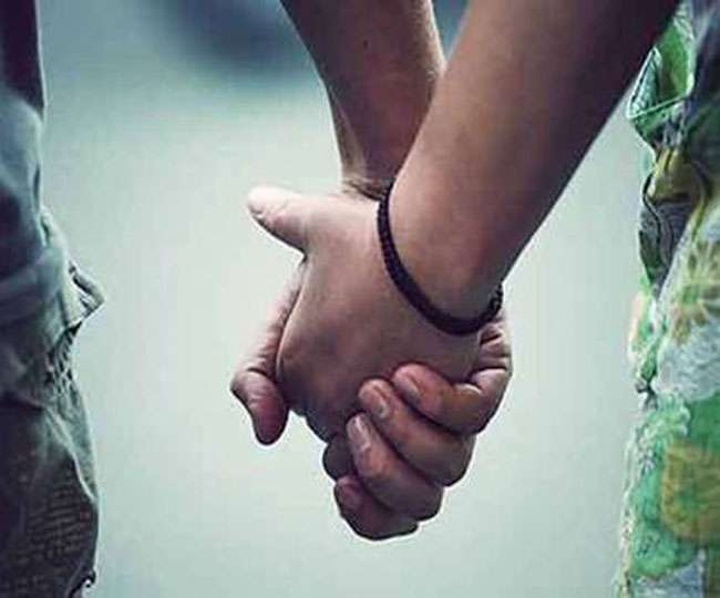 चलती ट्रेन से प्रेमी जोड़े ने लगाई छलांग, युवक की मौत, युवती का हुआ ये हाल