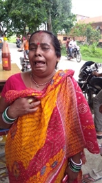 बैंक से रुपये निकाल घर जा रही महिला से 50 हजार की लूट