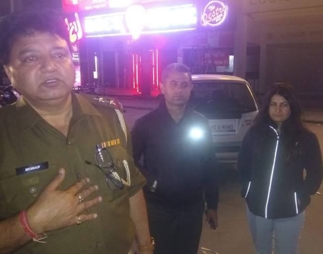 पिस्टल के बल पर महिला से कार लूटने की कोशिश