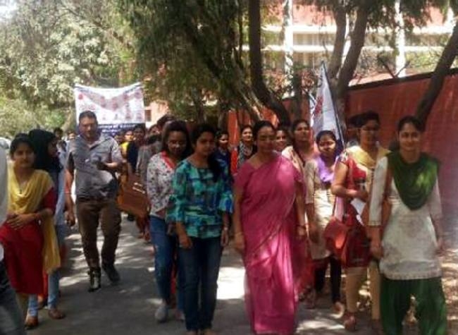 विद्यार्थियों ने निकाली सड़क सुरक्षा रैली