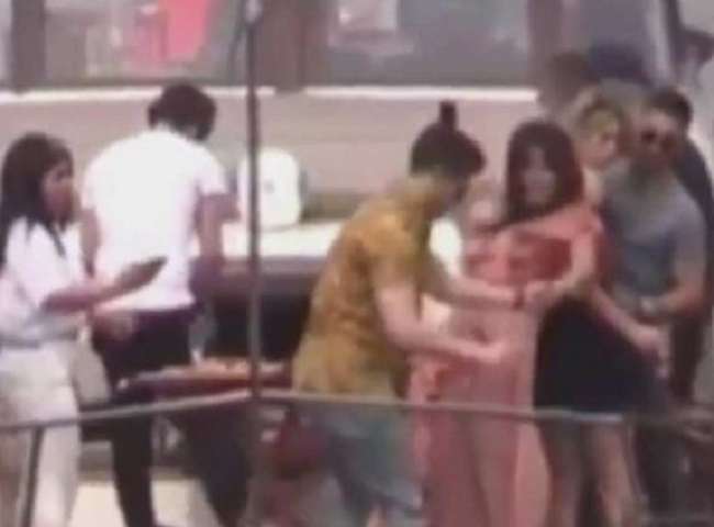 Priyanka Chopra को समुद्र में गिरने से बचाया पति Nick Jonas ने, देखें Viral Video