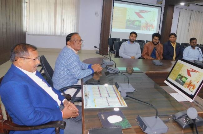 जिलाधिकारी को बताईं समस्याएं