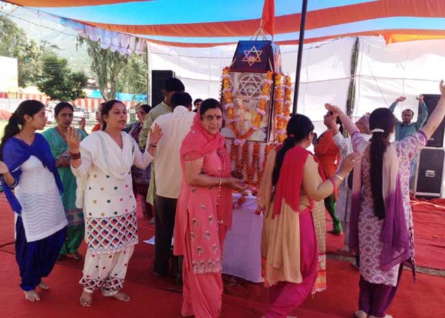 Pics: धर्म सम्मेलन में झूमे भक्त