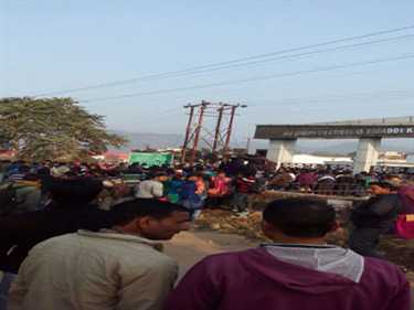 रोजगार की मांग को लोगों ने किया प्रदर्शन, तबियत बिगड़ने से एक युवती की मौत