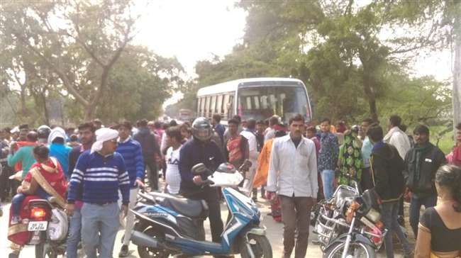 बस से कुचलकर बाइक सवार दो युवकों की मौत, आक्रोशित लोगों ने सड़क किया जाम