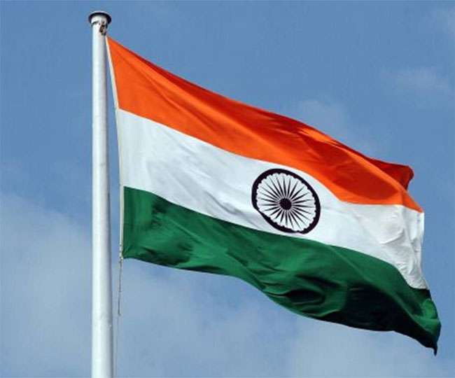 जम्मू- कश्मीर में उल्टा तिरंगा फहराने पर मचा बवाल, विरोध के बाद सुधारी गलती